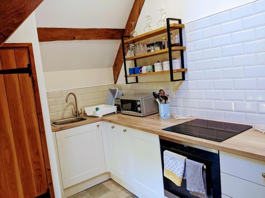 The Old Granary Farm Cottage 애버게이브니 외부 사진